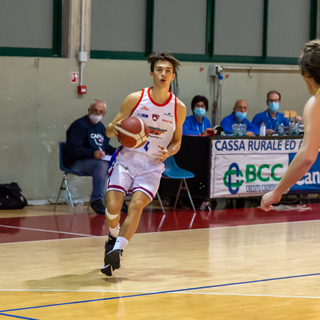 Giocatore del PGC u19 che palleggia