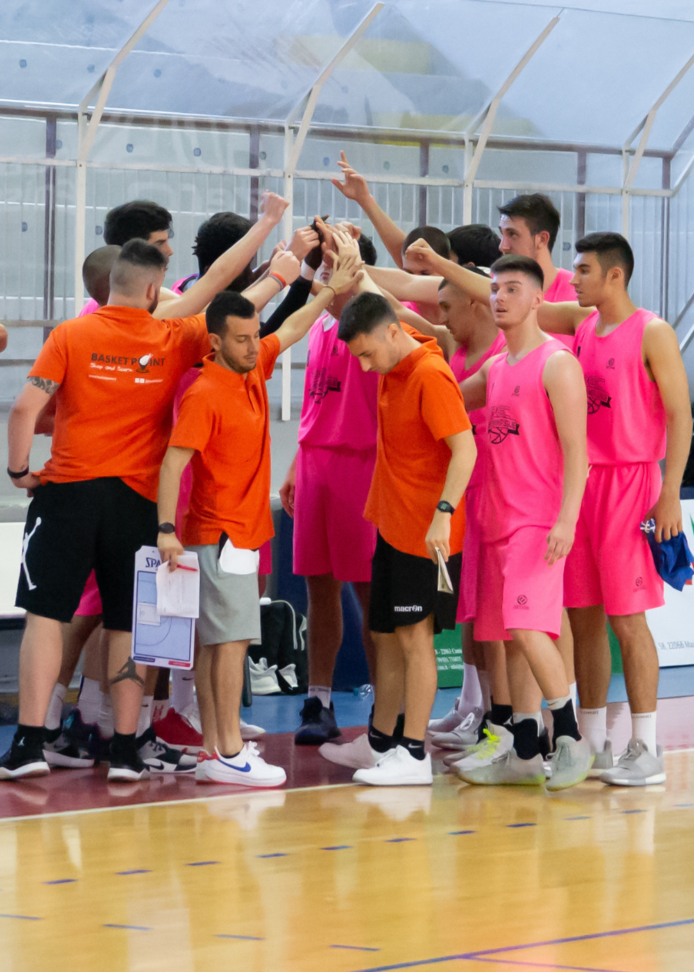 Squadra di basket riunita in panchina